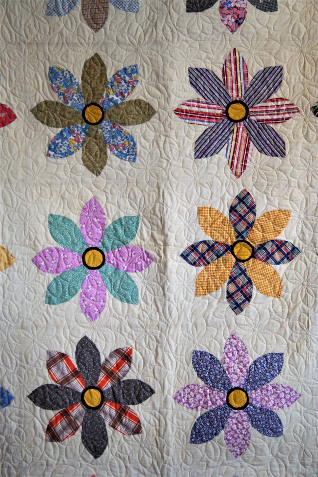 Big Flower Antique Quilt (close up 1)